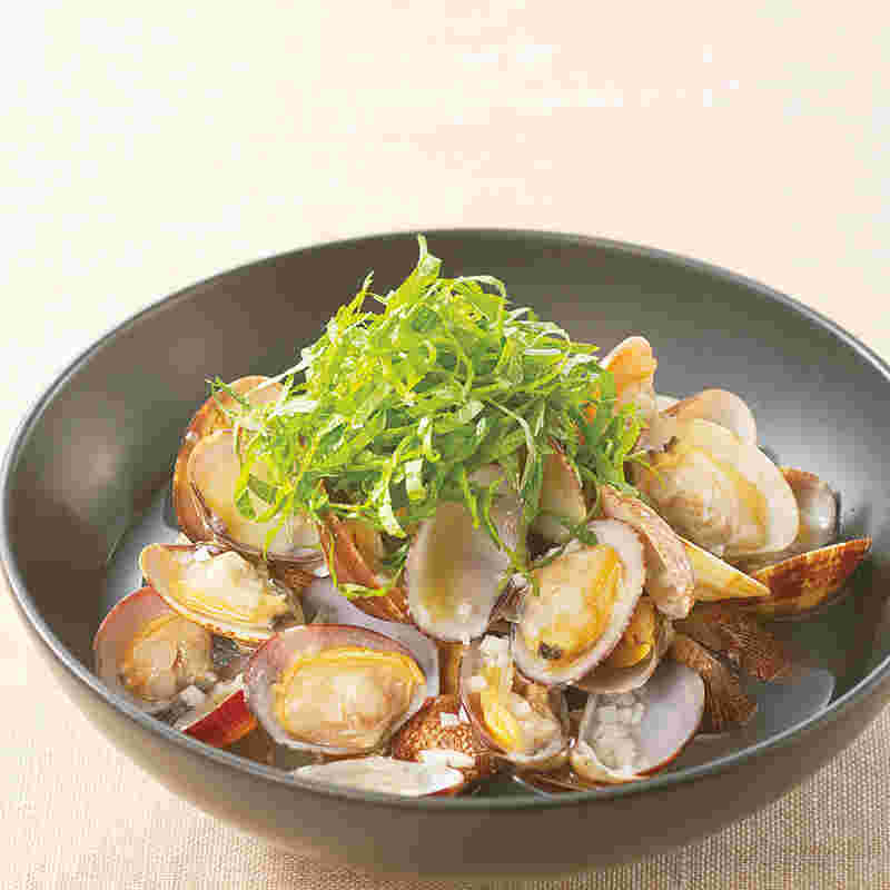 大葉をたっぷりのせたあさりの酒蒸し