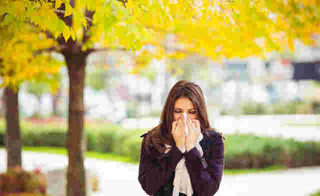 風邪を引いた女性
