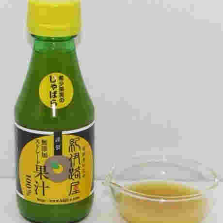 じゃばら果汁のボトルと小皿に出した中身