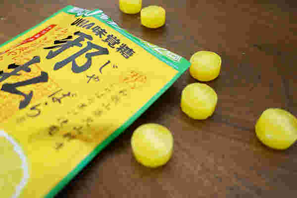 じゃばら飴のパッケージと中身の飴