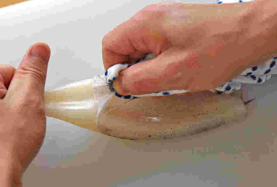 イカの皮をはがすイメージ画像