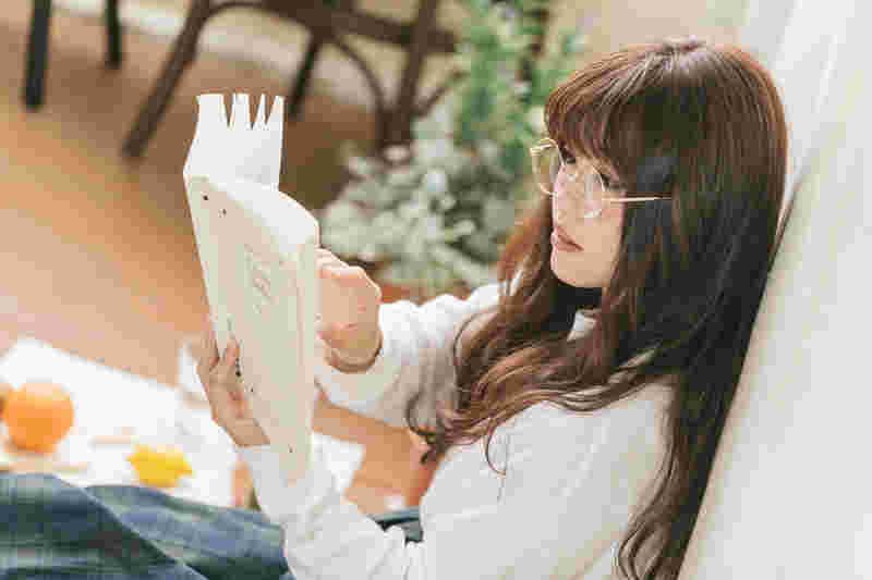 本を読む女性