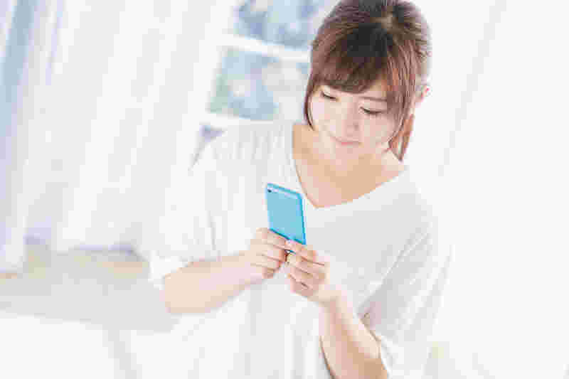 スマホをみる女性
