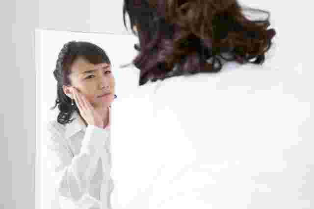 鏡を見る女性