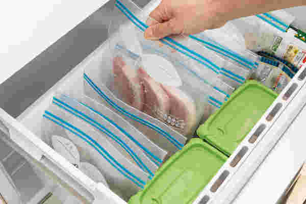 冷凍庫に食材を保存する様子