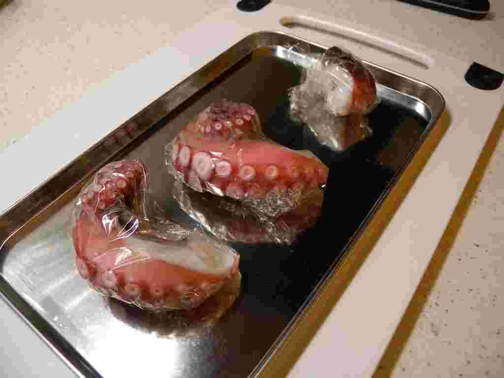 たこをラップに包んでいる様子