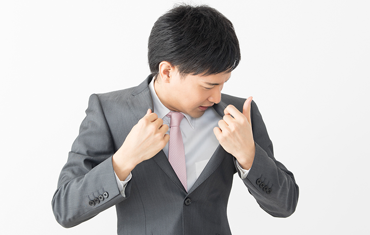 体臭を気にしている男性