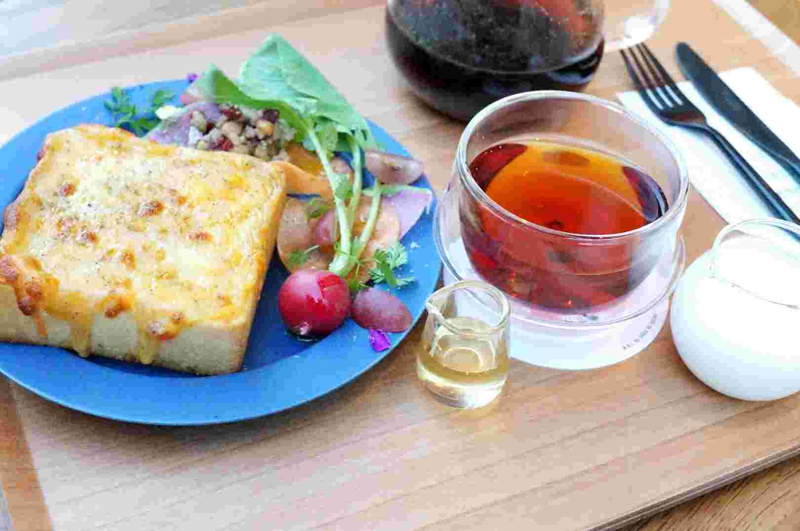 チーズトーストと飲み物