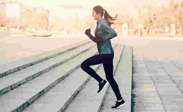 運動している女性