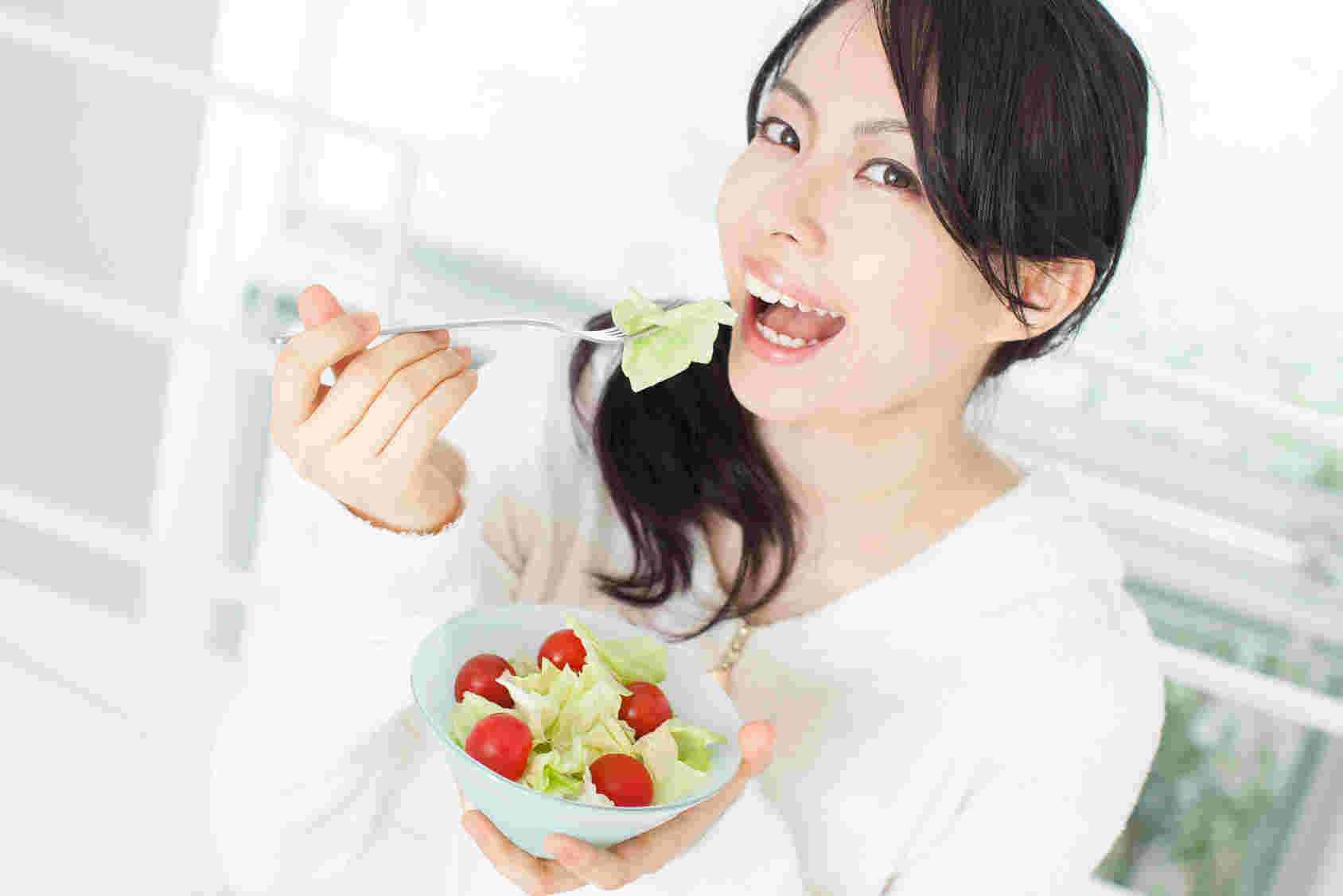 サラダを食べる