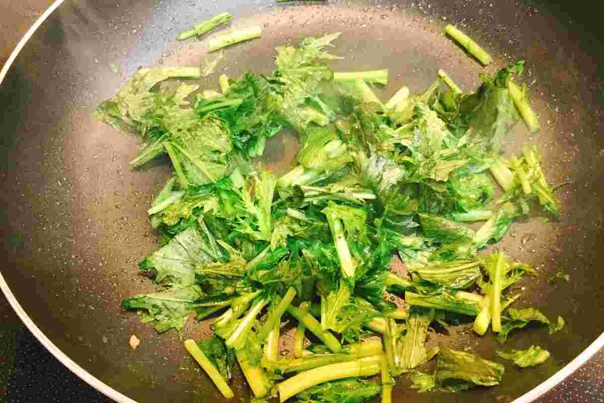 フライパンでからし菜を炒める