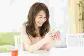喜ぶ女性