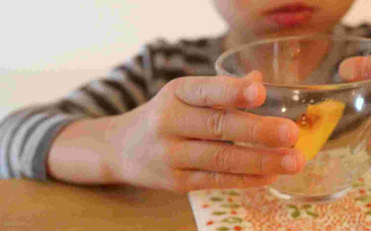 かりんのはちみつ漬けを飲む子供