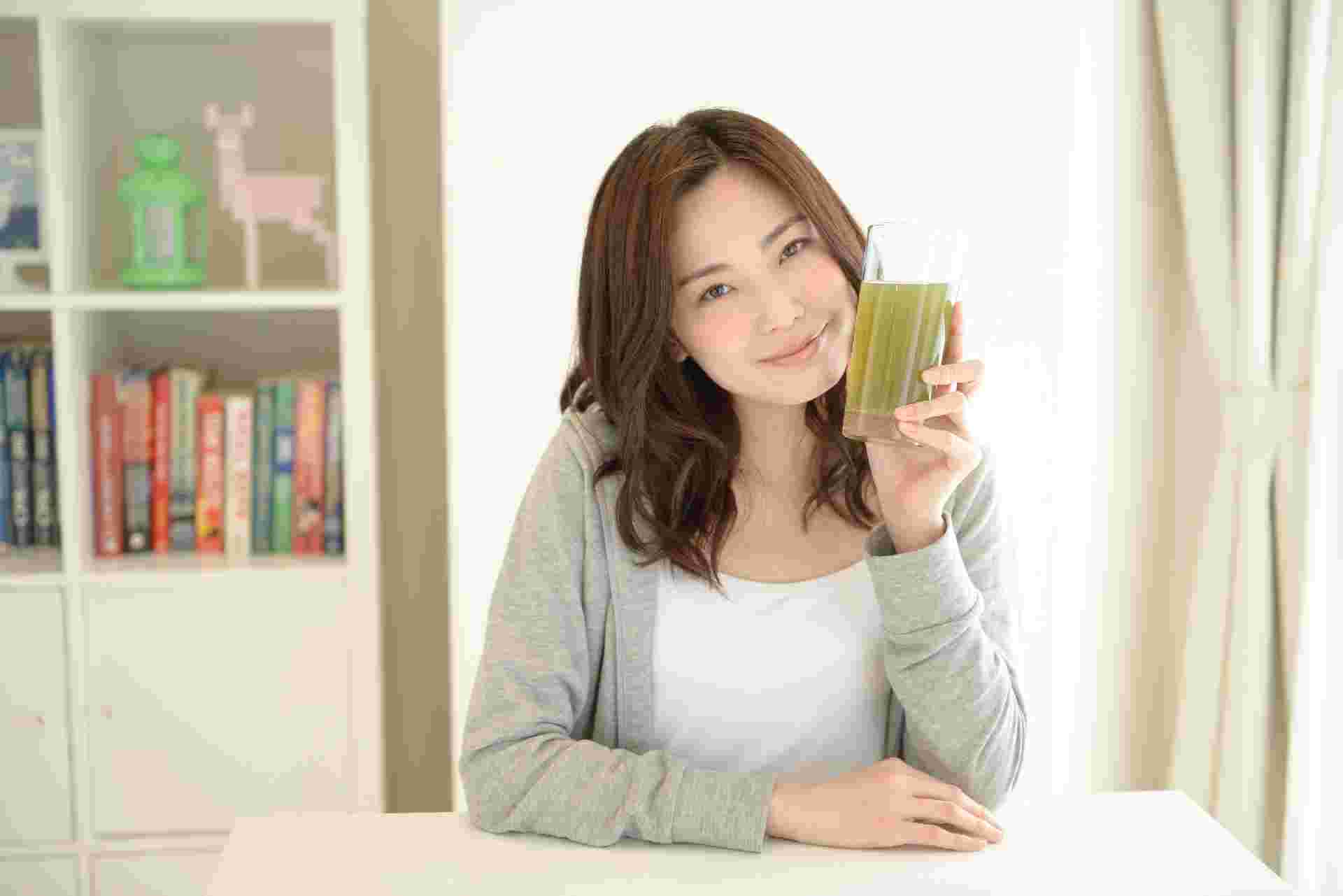 青汁を飲む女性