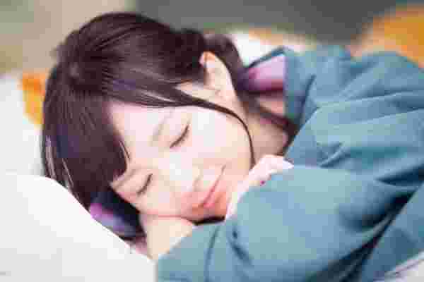 よく眠る女性