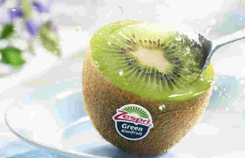 瑞々しいキウイをスプーンで食べる