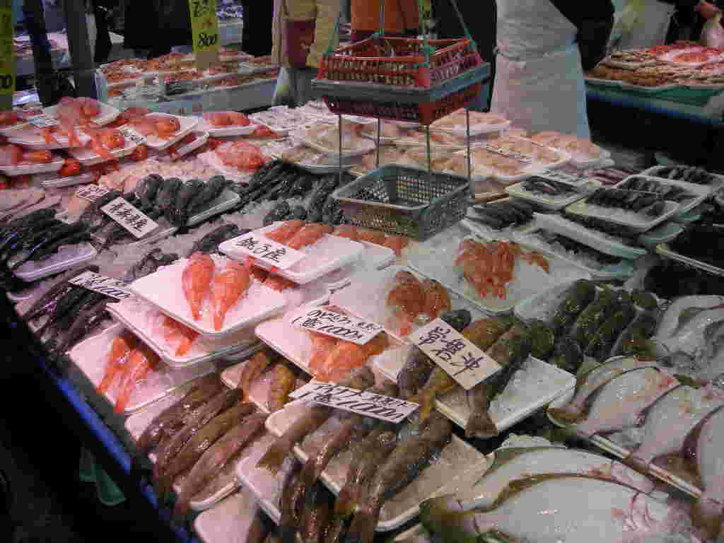 市場に並んだ魚