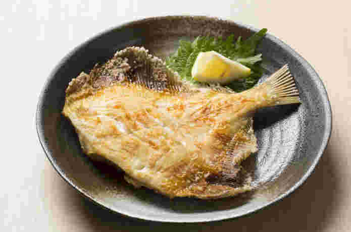 塩を振って焼き、おいしそうな香ばしい色になったホシガレイの塩焼き