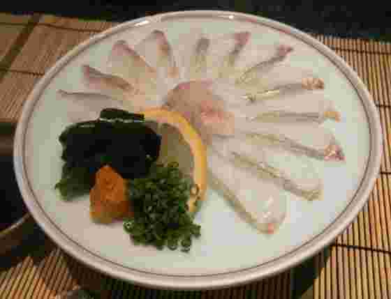 栄養価の高い白身魚のホシガレイの刺身を皿に盛ったところ