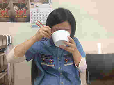 お茶漬けを食べる女性