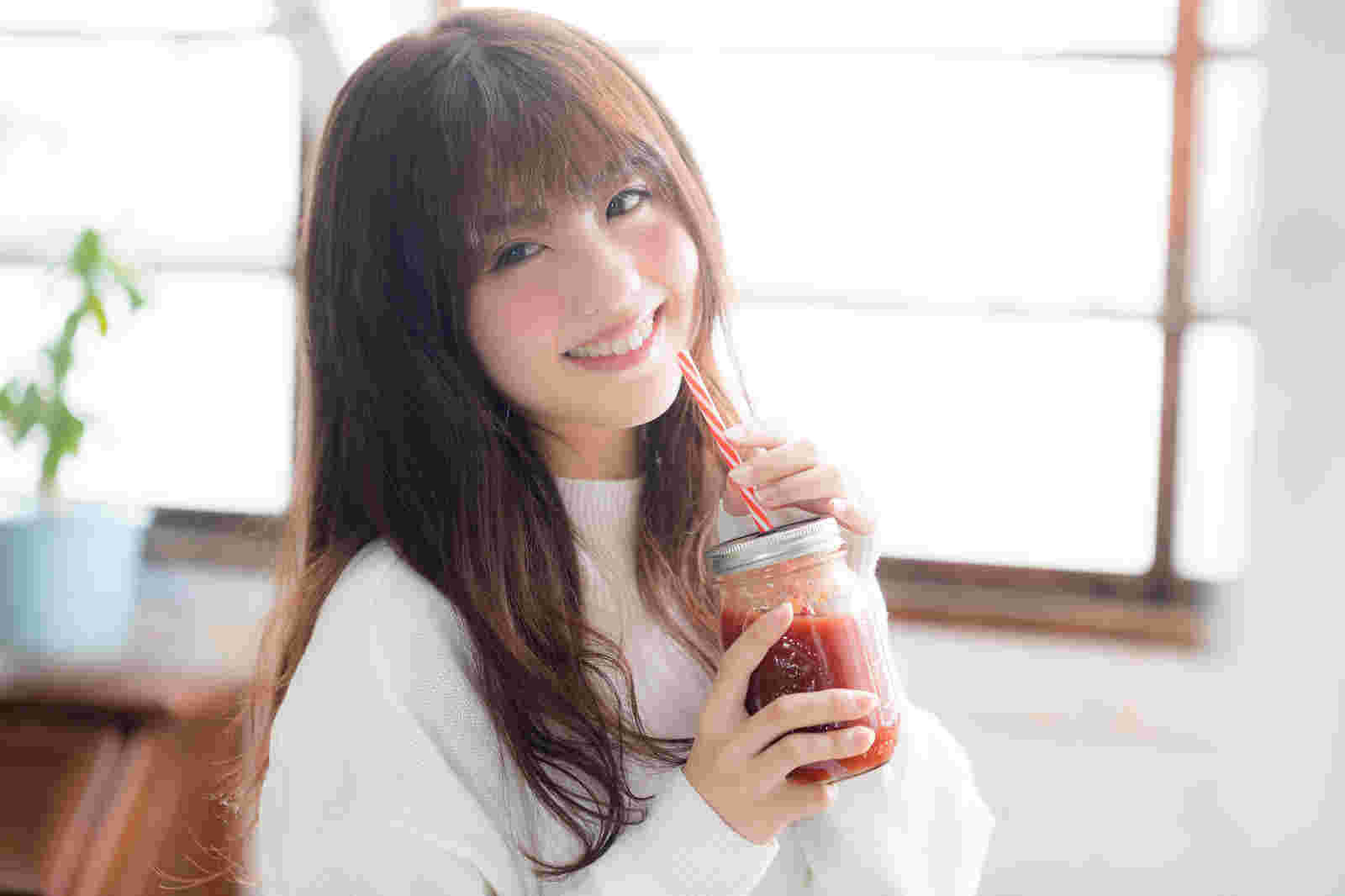 レッドスムージーを飲む女性フリー画像