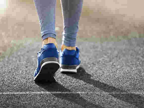 スポーツシューズをはく女性の足元