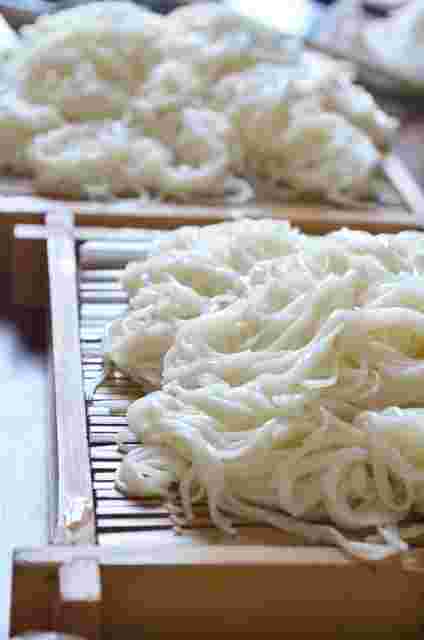 ざるに乗ったそうめん