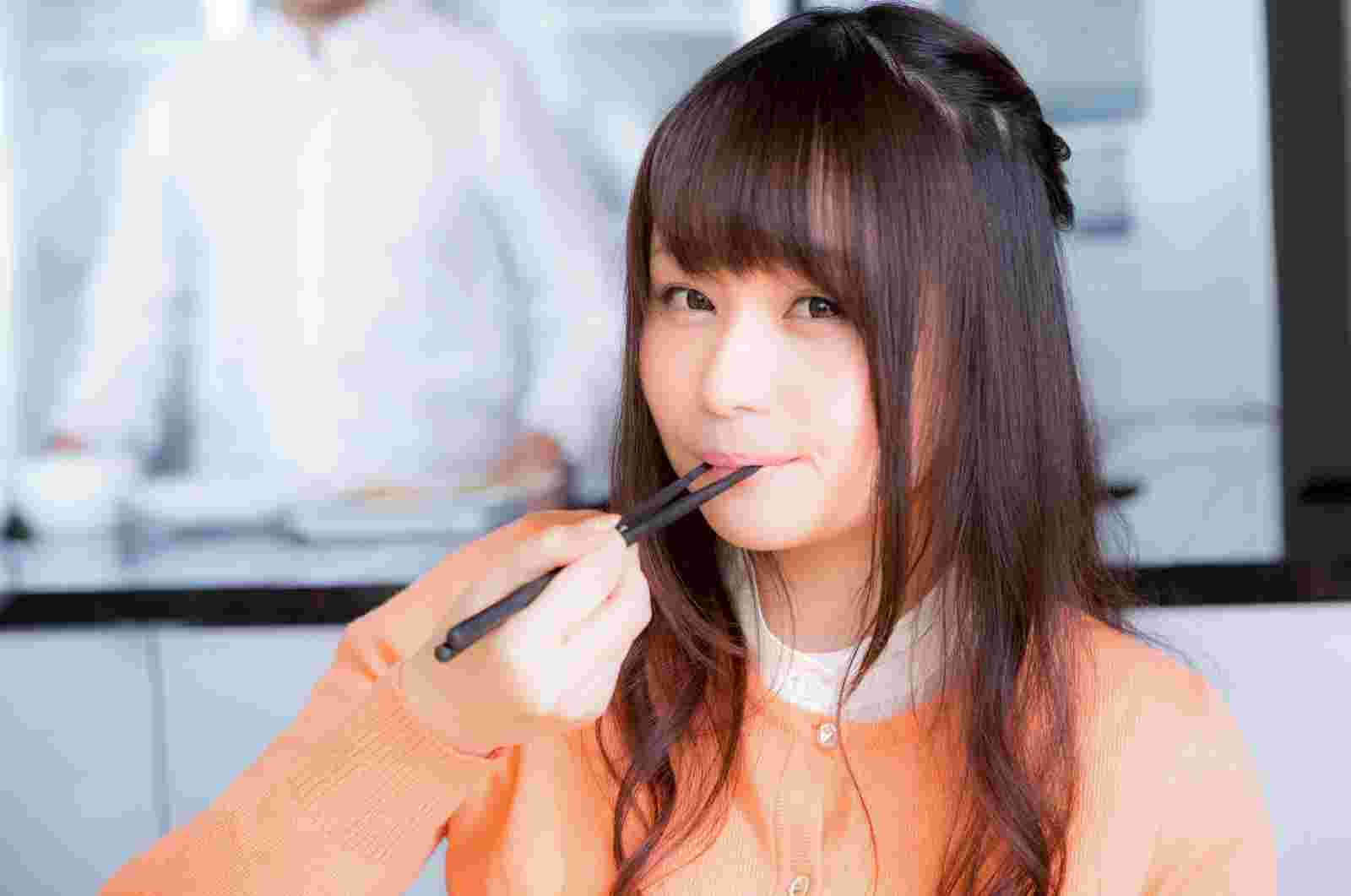 食事をする女性