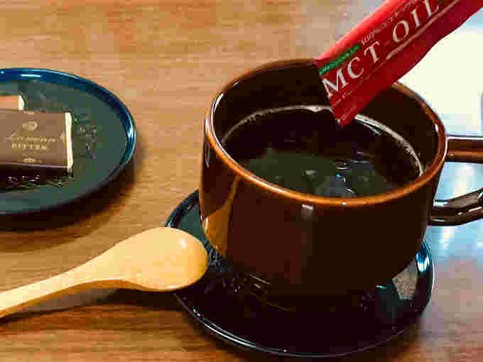 MCTオイルをコーヒーに入れる