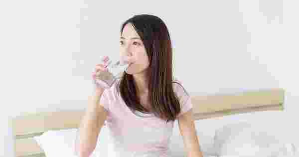 薬を飲む画像