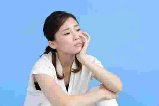 ふてくされる女性フリー画像