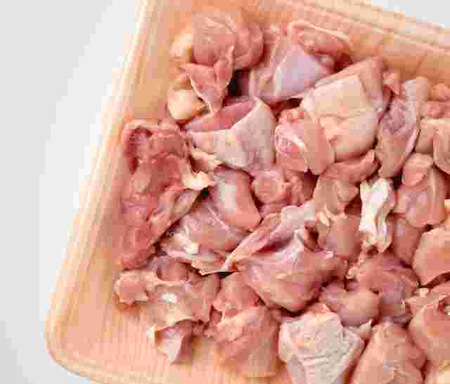 食品トレーに入った鶏モモ肉の生肉