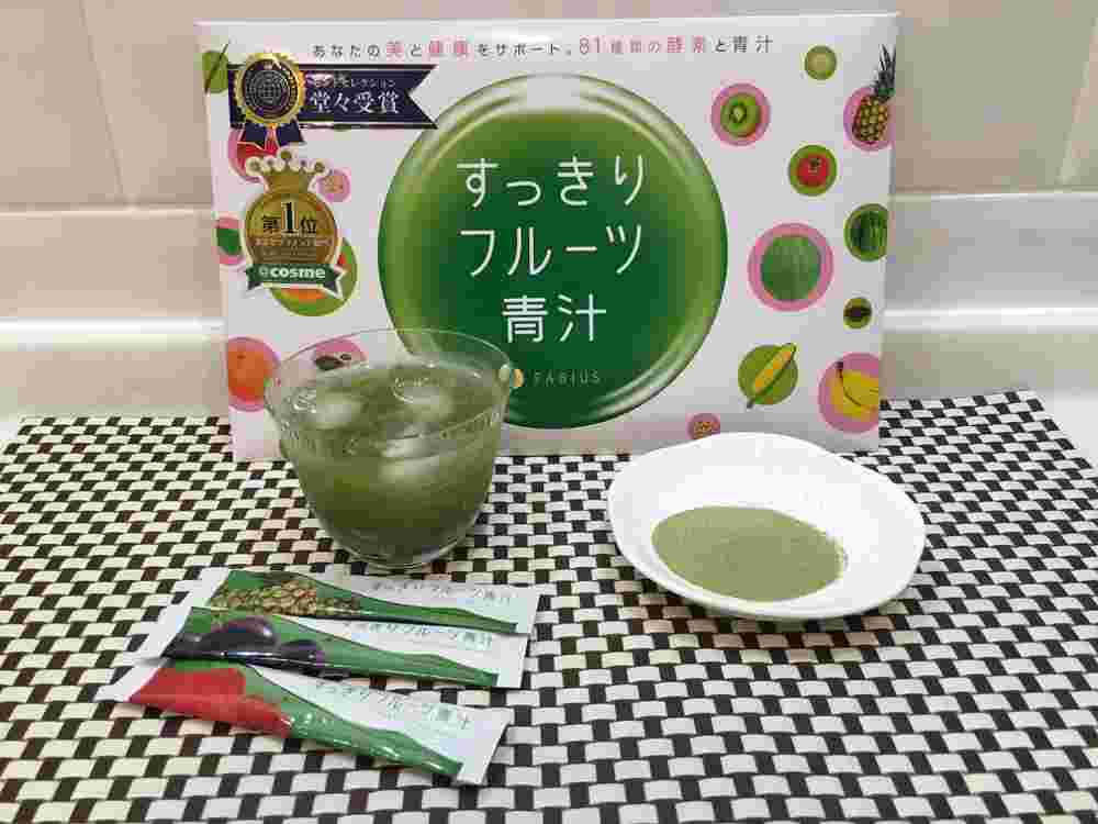 商品外箱と小袋、粉末、水と混ぜた様子を並べている