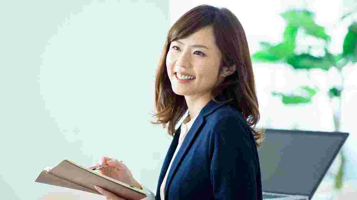 便秘が解消して笑顔の女性