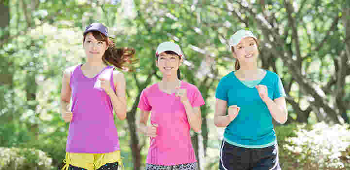 笑顔でランニングする女性3人