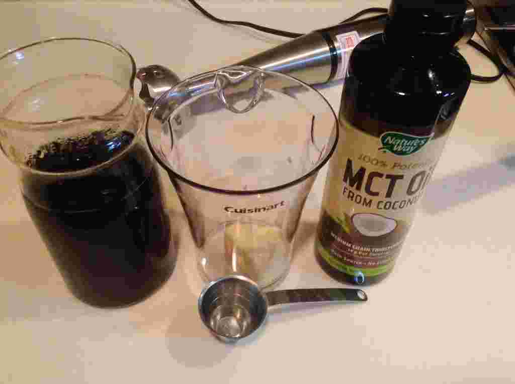 MCTオイルとバターを用意してブレンダーでコーヒーと混ぜる