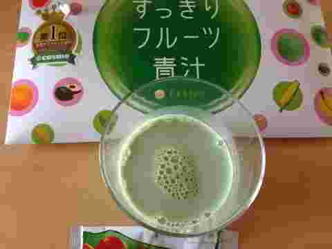すっきりフルーツ青汁と牛乳を混ぜたもの