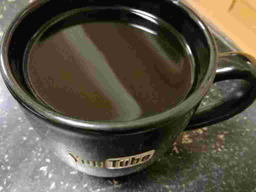 大きなマグカップに入った、MCTオイルを加えたブラックコーヒー