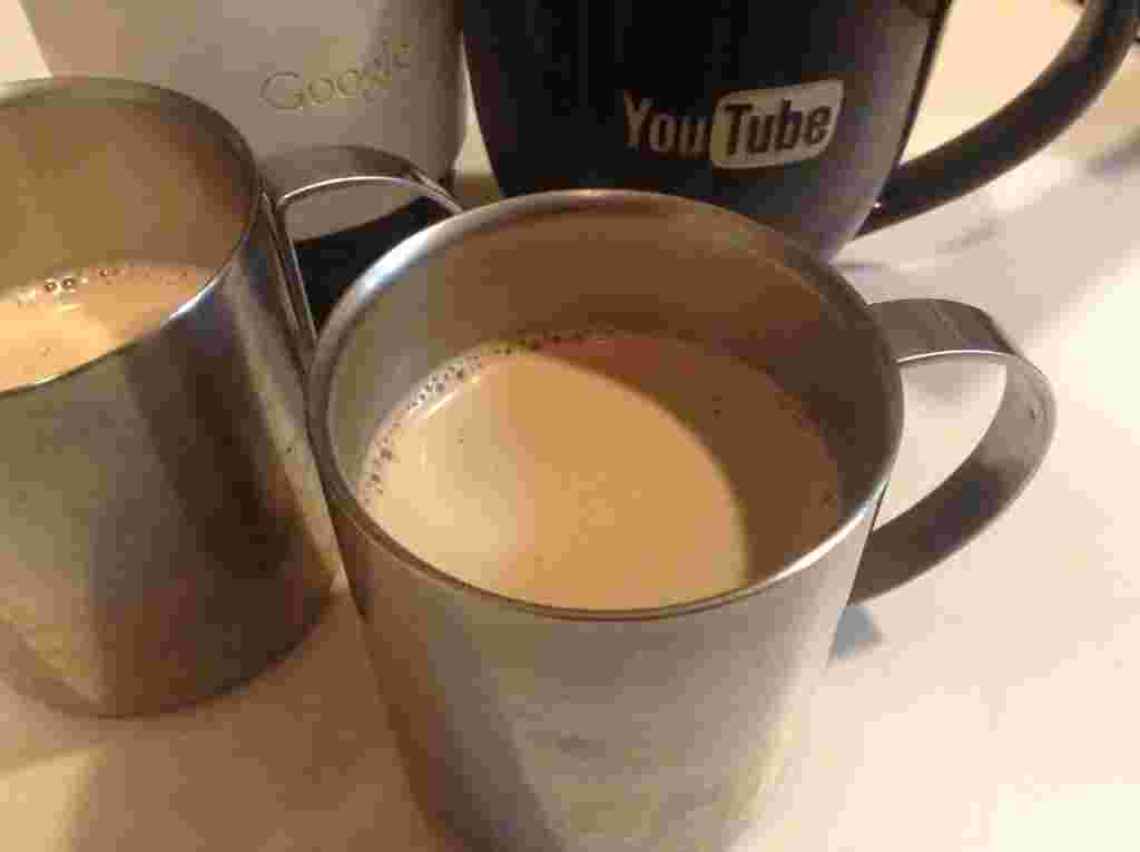 バターとオイルを加えてカフェオレのような見た目のMCTオイルコーヒー