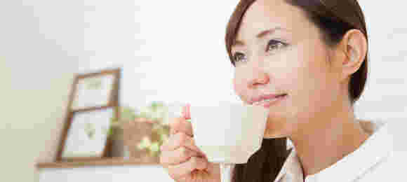 MCTオイルコーヒーを飲んで満腹感を得ている女性