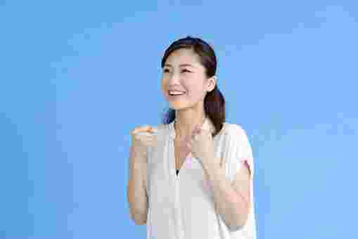 ガッツポーズの女性フリー画像
