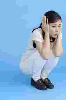 へたりこむ女性のフリー画像