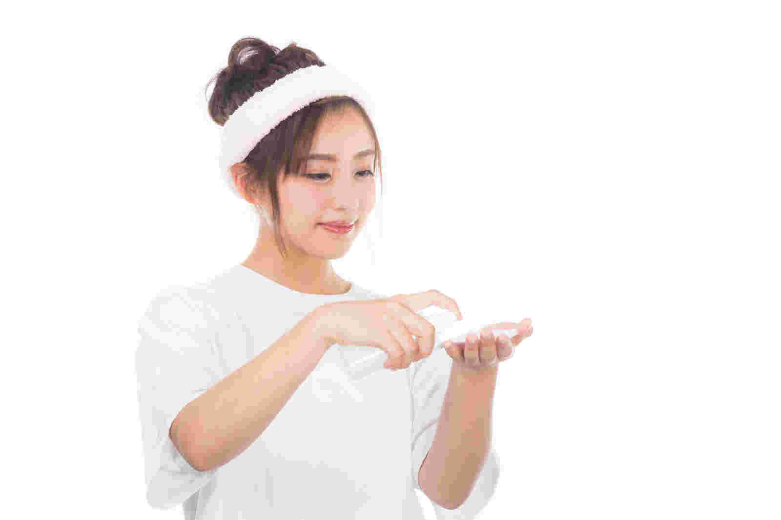 コットンに化粧水をつける女性