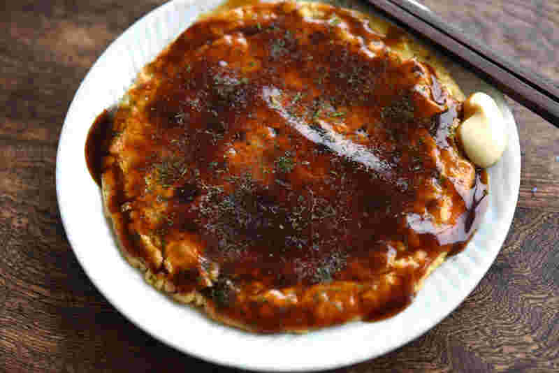 青のりをふったお好み焼き