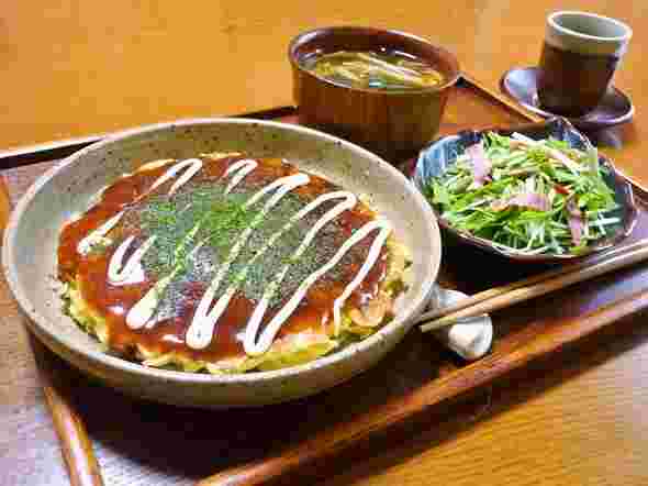 サラダと味噌汁のついたお好み焼き