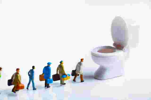 トイレに並ぶ人々の模型