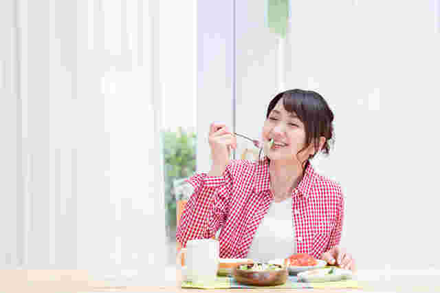 バランスよく食事をする女性フリー画像