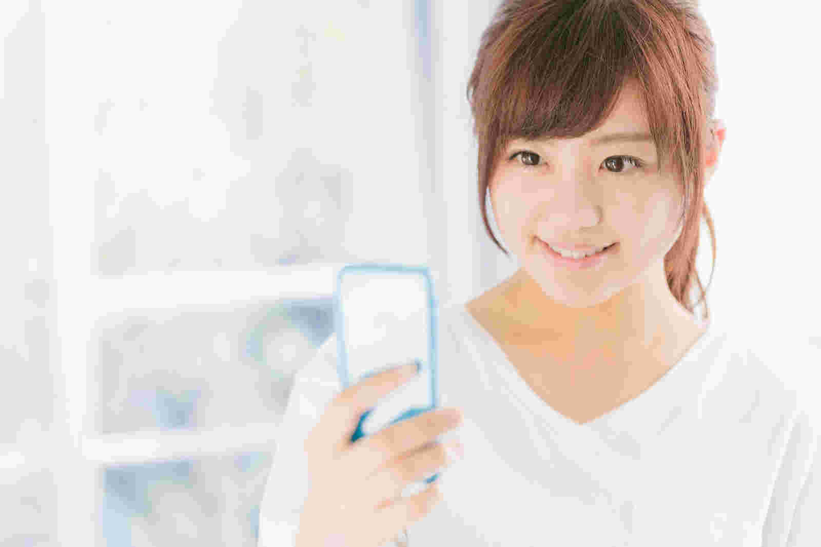 口コミを知る女性フリー画像