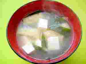 豆腐とわかめと油揚げの味噌汁