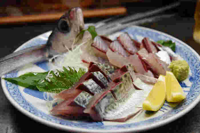 トビウオの刺身が豪華に盛り付けされている